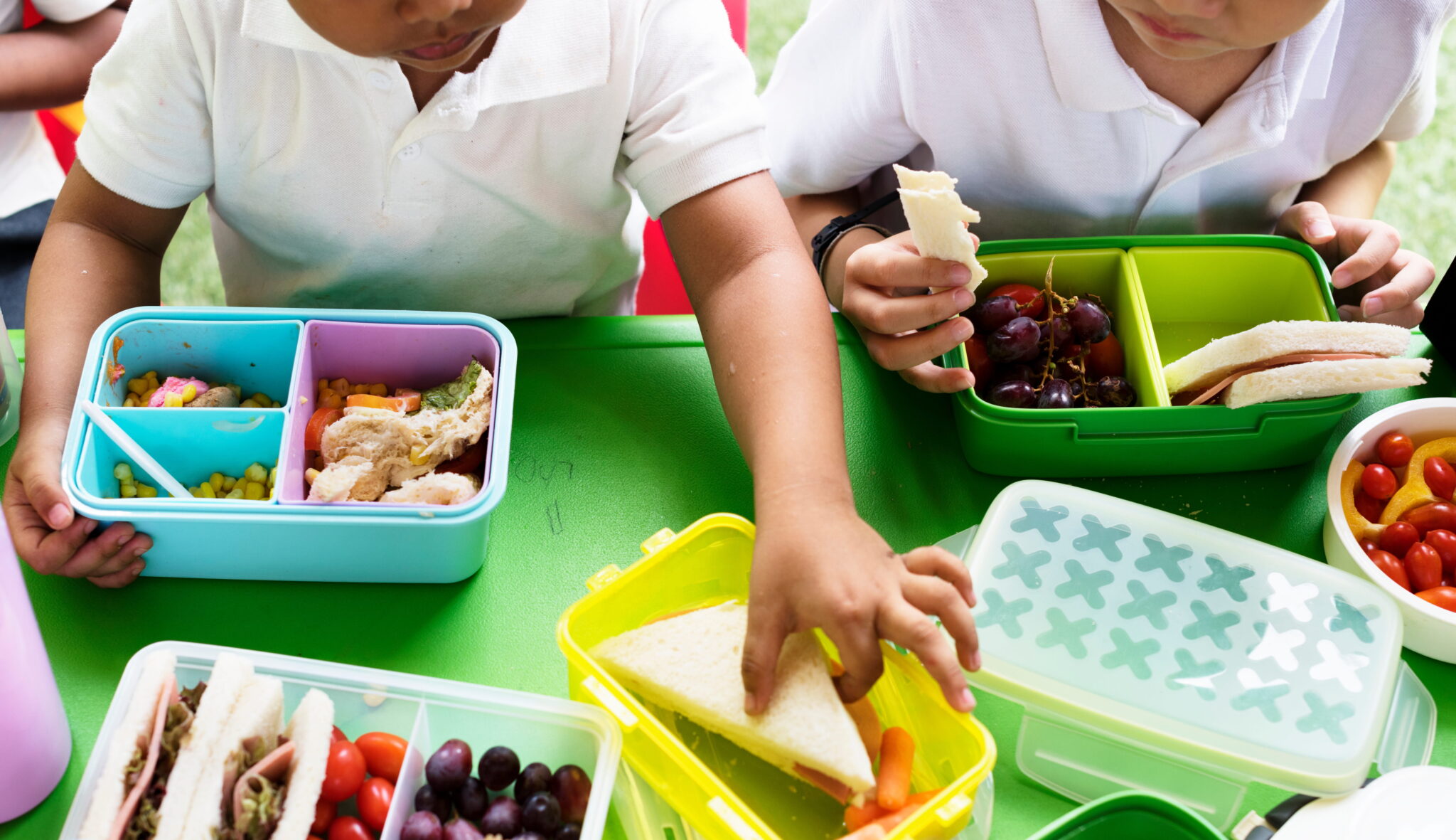 Kids eating lunch at elementary school